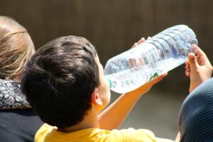 炭酸でお腹が膨らむ子供