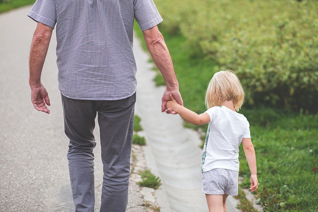 子供をけなす父親