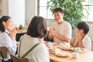 日本人の食事風景