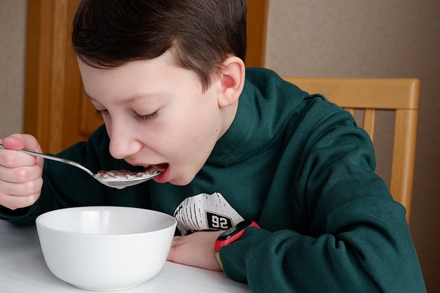 朝食を食べる男の子